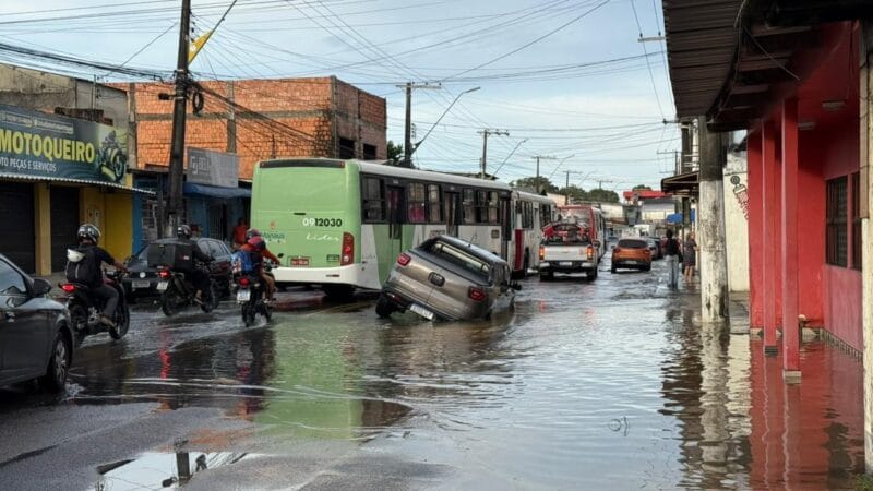 Acidente em Manaus: Veículo Cai em Cratera Causada por Vazamento de Água