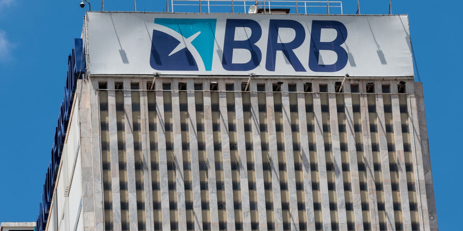 STF Suspende Julgamento sobre Imóveis Públicos e Banco de Brasília