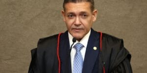 Ministro Nunes Marques Solicita Parecer da PGR sobre Revisão da Condenação de Bolsonaro