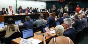 Críticas à PEC que Propõe Fim da Escala 6×1 Durante Votação na Câmara