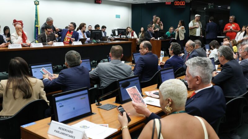 Críticas à PEC que Propõe Fim da Escala 6×1 Durante Votação na Câmara