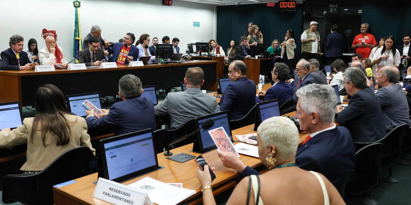 Críticas à PEC que Propõe Fim da Escala 6×1 Durante Votação na Câmara