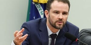 Ministro Dario Durigan Cancela Viagem à Rússia Devido ao Fechamento de Aeroporto