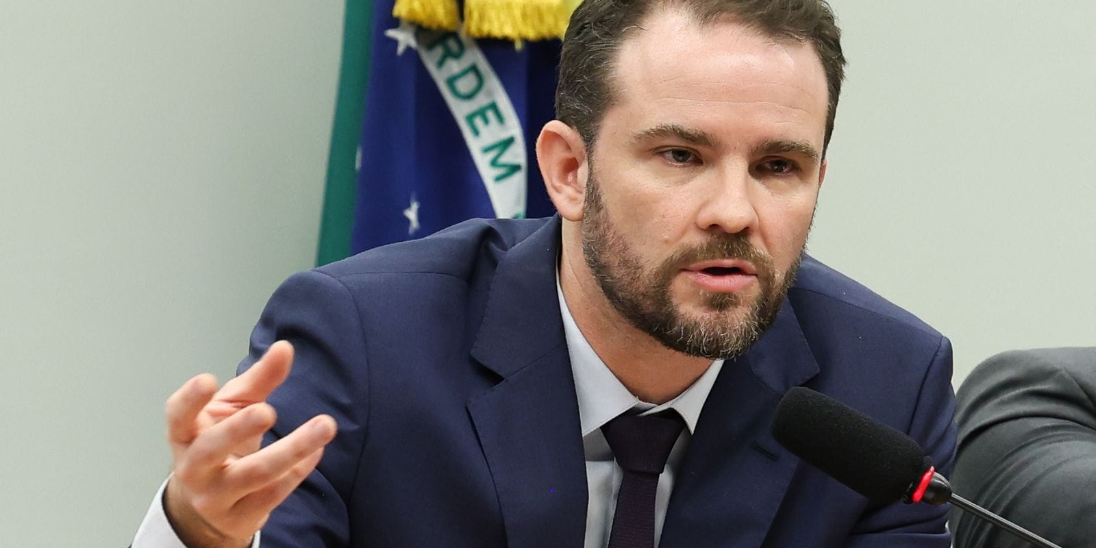 Ministro Dario Durigan Cancela Viagem à Rússia Devido ao Fechamento de Aeroporto