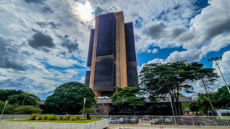 A Influência dos Juros na Dívida Pública Brasileira: Uma Nova Perspectiva