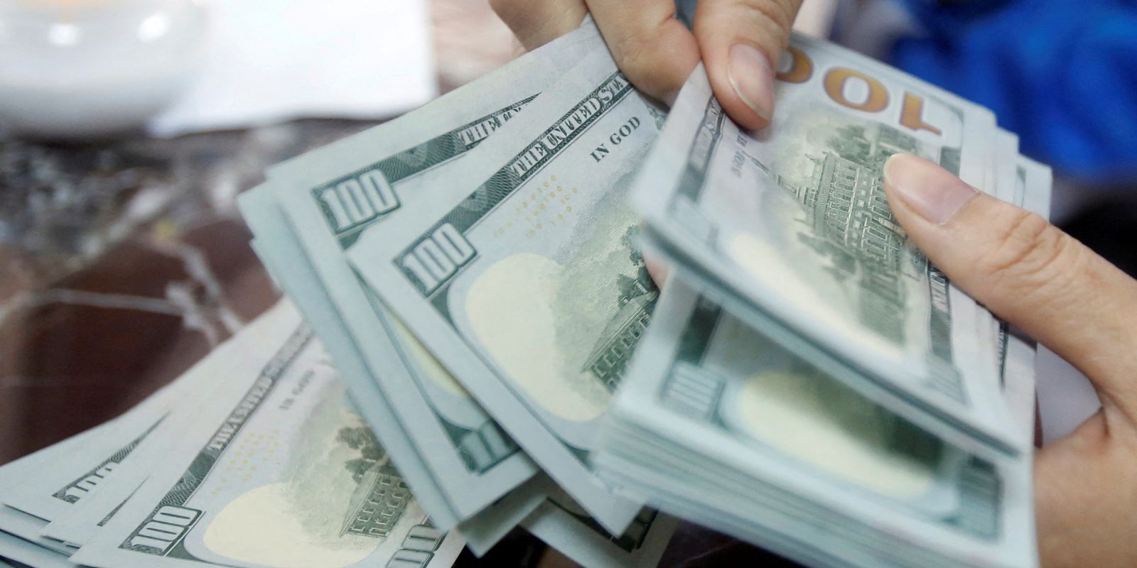 Dólar Atinge R$ 5,06 e Bolsa Enfrenta Queda com Resultados Econômicos Desfavoráveis