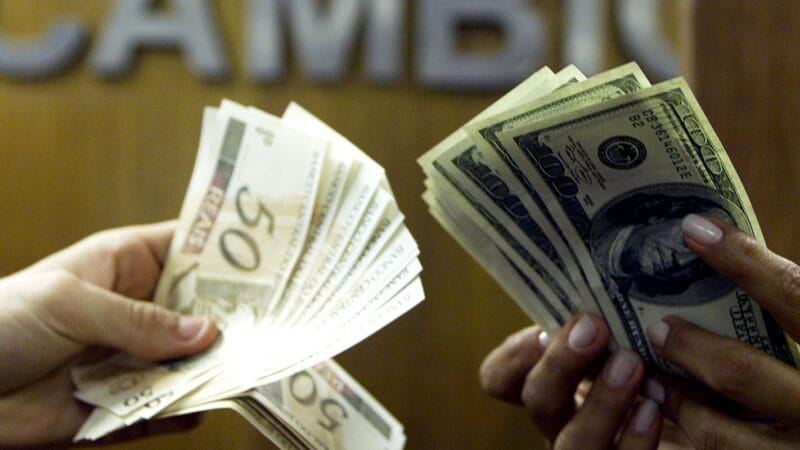 Dólar Fecha Abaixo de R$ 5 com Alívio nas Tensões do Oriente Médio
