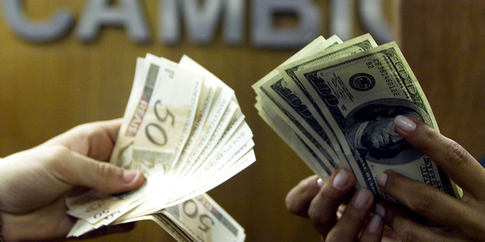 Dólar Fecha Abaixo de R$ 5 com Alívio nas Tensões do Oriente Médio