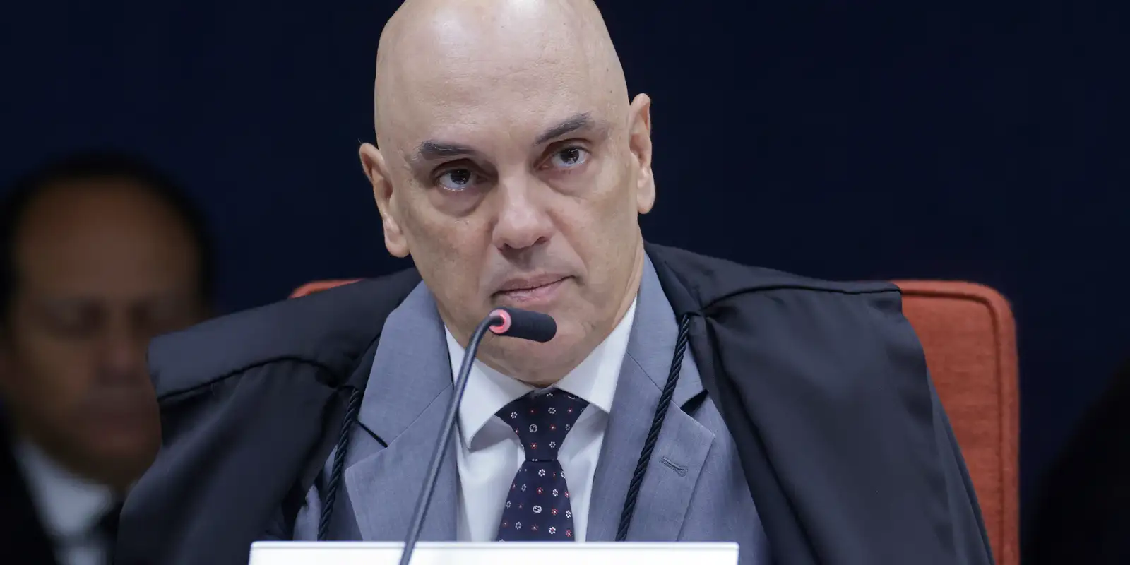 Moraes Solicita Análise da PGR sobre Inclusão de Jair e Flávio Bolsonaro em Inquérito