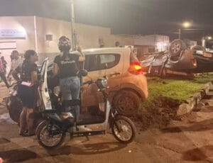 Acidente na Zona Oeste: Estudante Colide com Carro e Adolescente é Ferida por Pneu