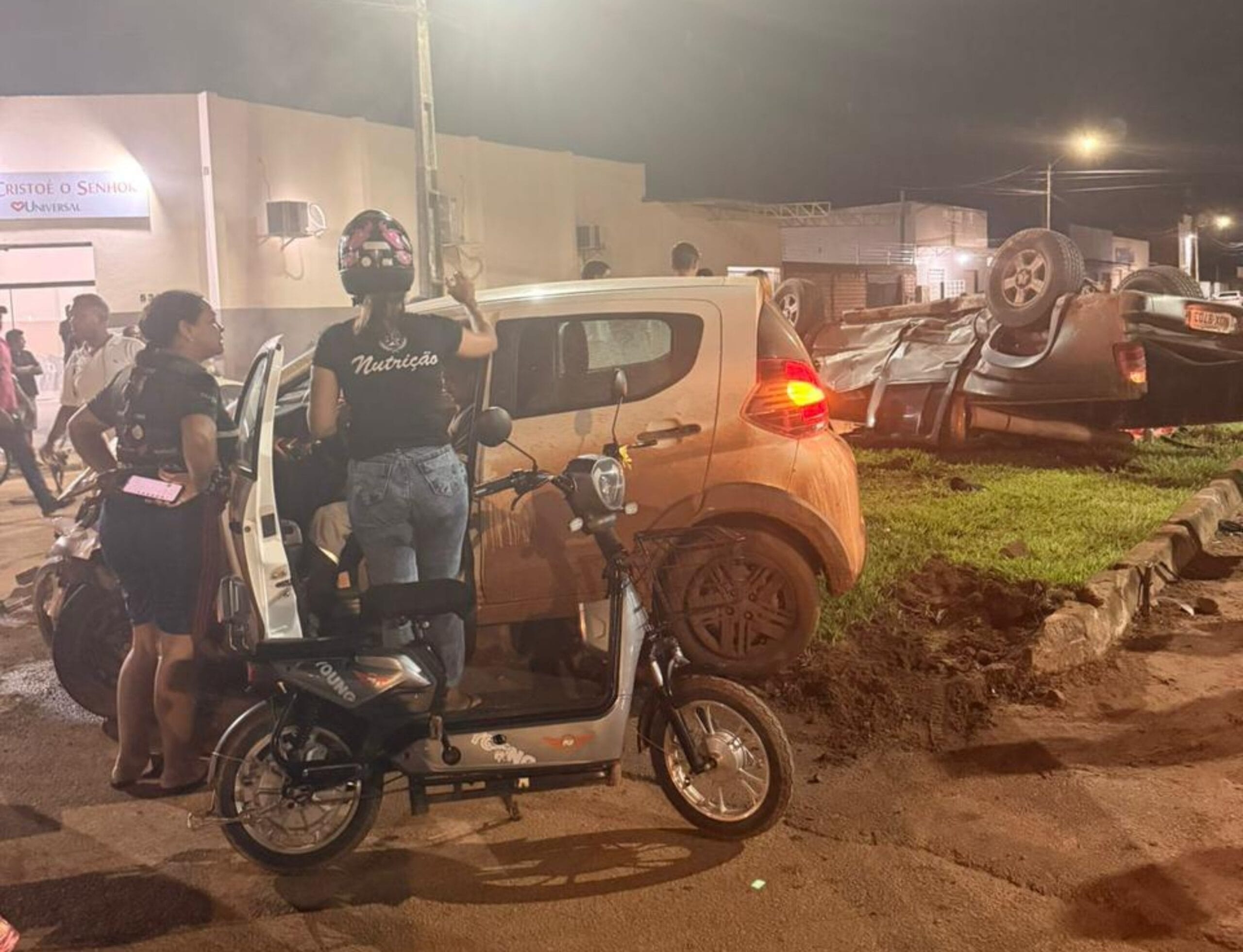 Acidente na Zona Oeste: Estudante Colide com Carro e Adolescente é Ferida por Pneu