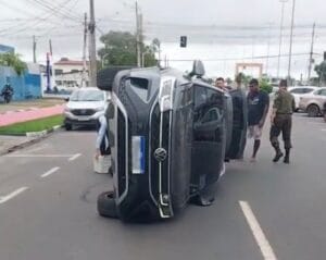 Mulher Tomba Veículo Após Colidir com Carro Estacionado no Centro