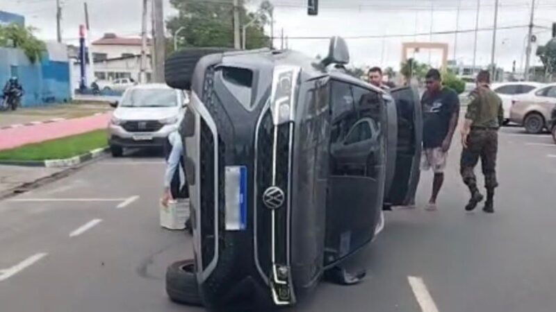 Mulher Tomba Veículo Após Colidir com Carro Estacionado no Centro