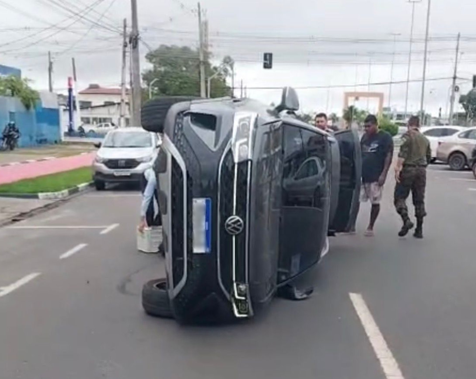 Mulher Tomba Veículo Após Colidir com Carro Estacionado no Centro