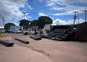 Acidente com Carreta Provoca Congestionamento em Santarém
