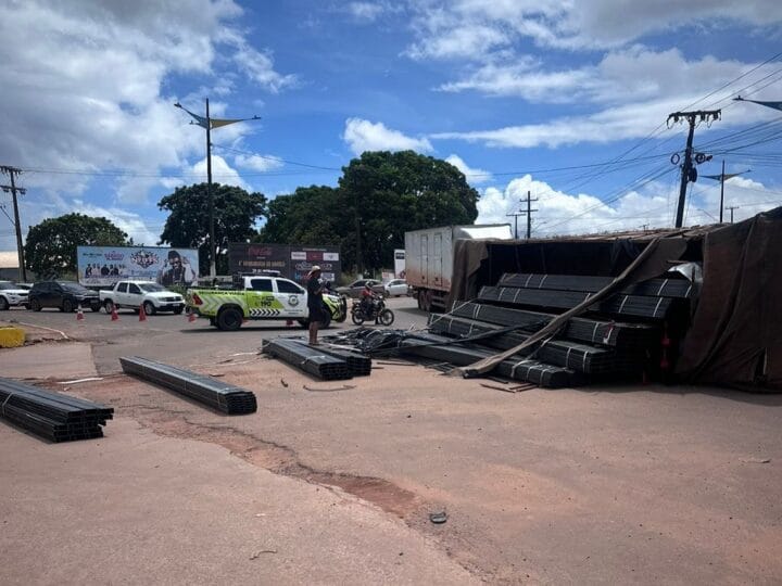 Acidente com Carreta Provoca Congestionamento em Santarém