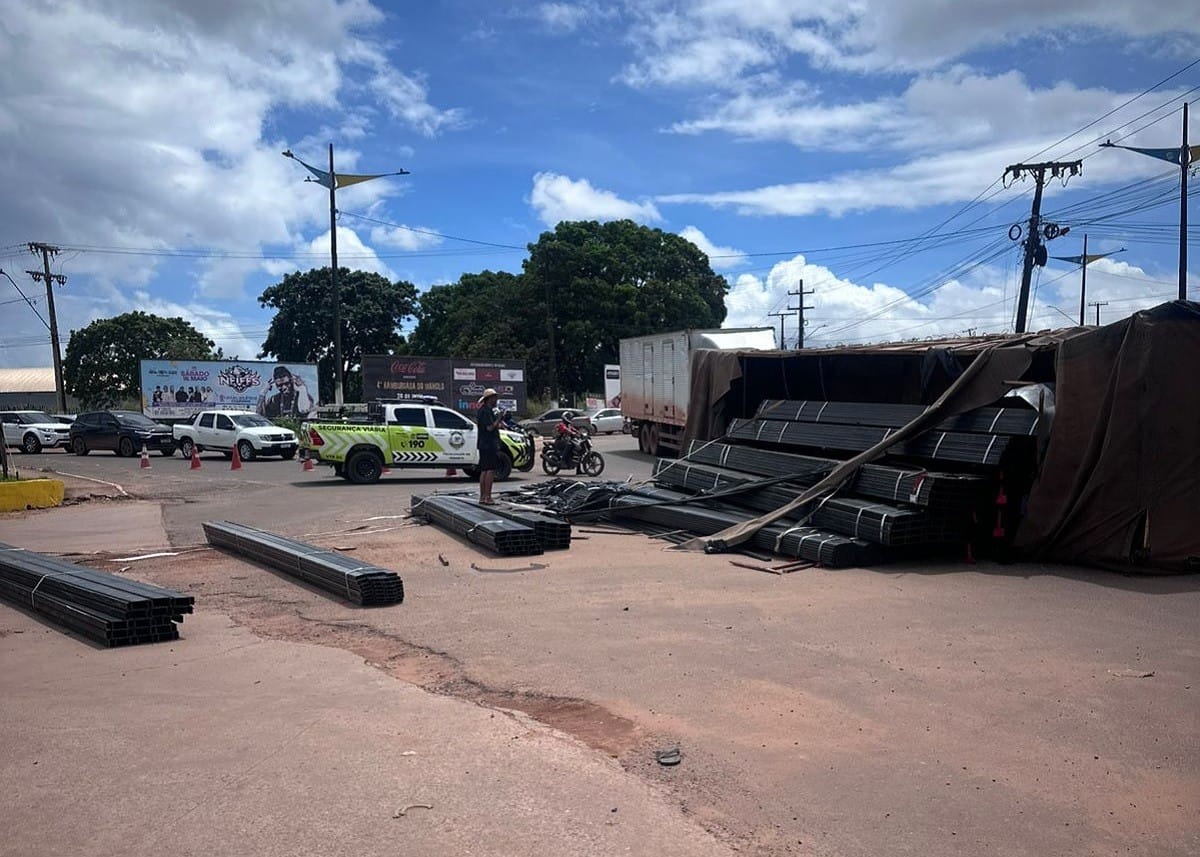 Acidente com Carreta Provoca Congestionamento em Santarém