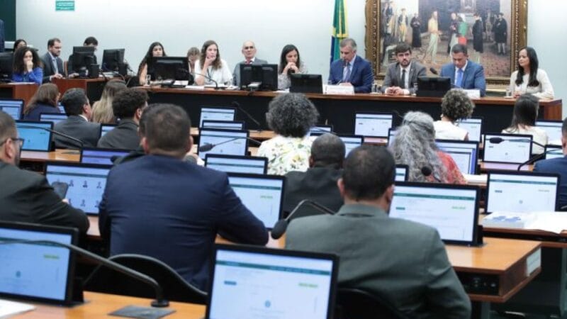 CCJ da Câmara Suspende Análise de PEC para Redução da Maioridade Penal