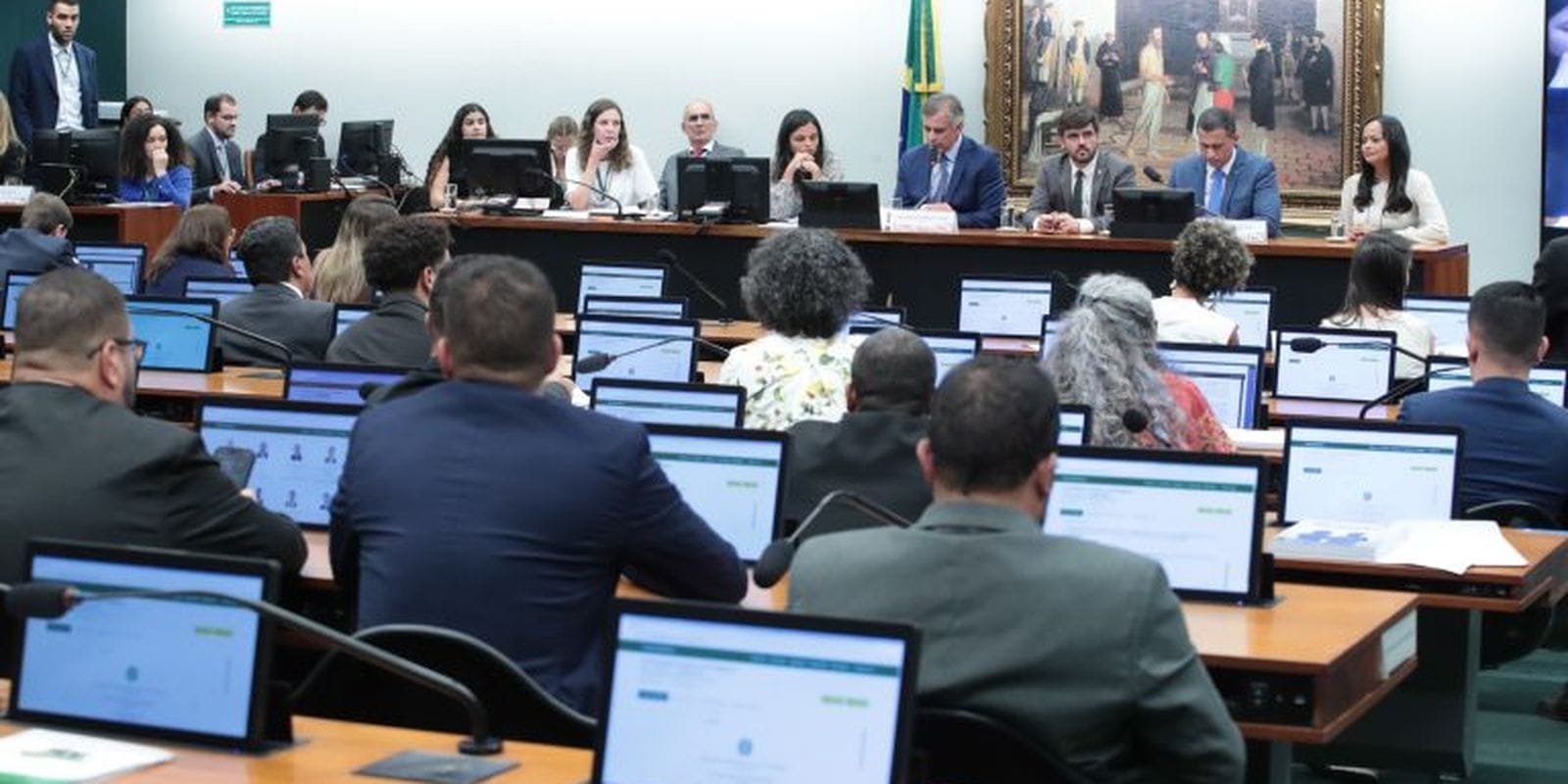 CCJ da Câmara Suspende Análise de PEC para Redução da Maioridade Penal