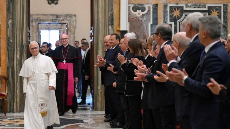 Papa Leão XIV Enfatiza a Caridade como Guia para Bancários