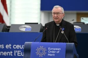 Compromisso da Santa Sé pela Paz: A Mensagem do Cardeal Parolin na Europa