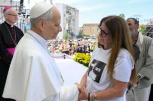 Papa Leão XIV Enfatiza a Importância de Dar e Receber em Visita a Acerra