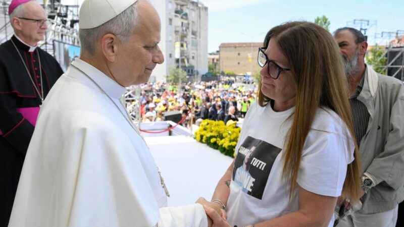 Papa Leão XIV Enfatiza a Importância de Dar e Receber em Visita a Acerra