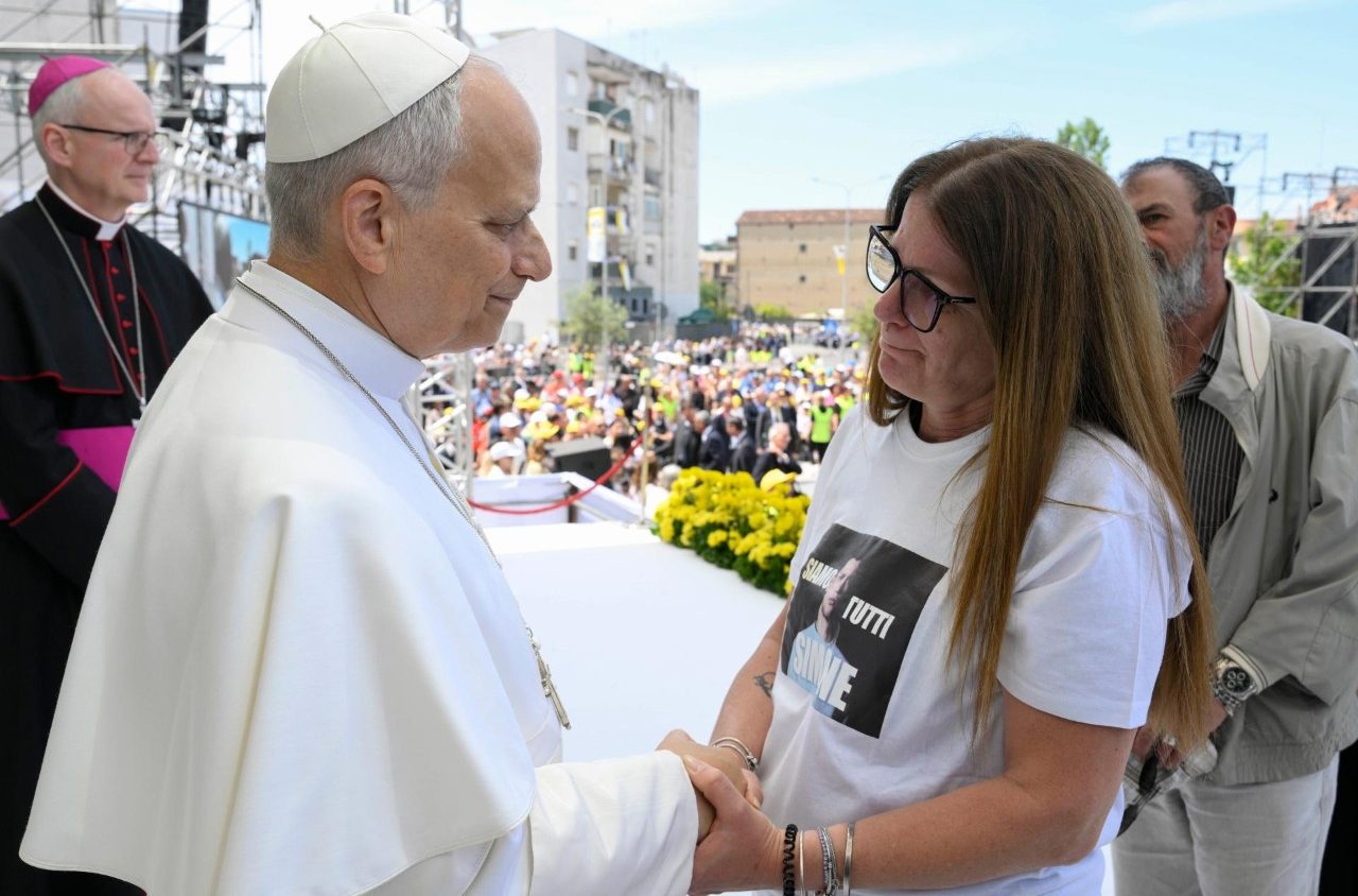 Papa Leão XIV Enfatiza a Importância de Dar e Receber em Visita a Acerra