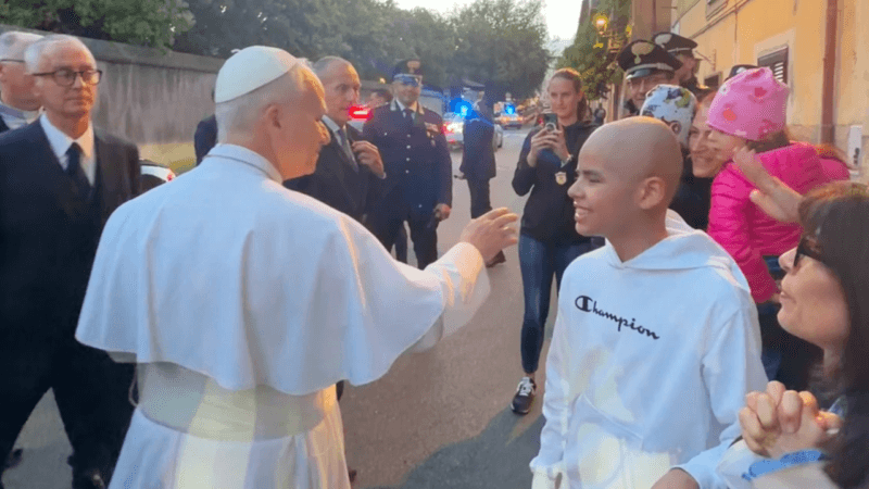 O Encontro Emocionante entre o Papa e o Jovem Ignacio em Castel Gandolfo