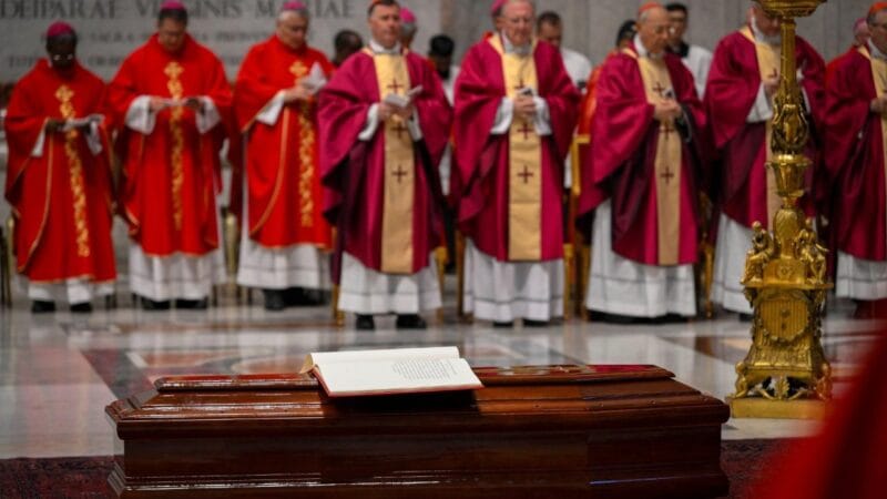 Papa Leão XIV Celebra Funeral do Cardeal Paul Emil Tscherrig na Basílica de São Pedro