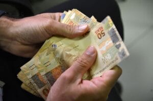 Renda Média dos Amapaenses Alcança R$ 2.857 em 2025, Revela IBGE