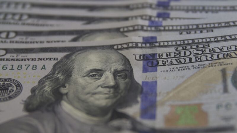 Dólar recua para R$ 5,03 devido a alívio geopolítico e dados inflacionários dos EUA