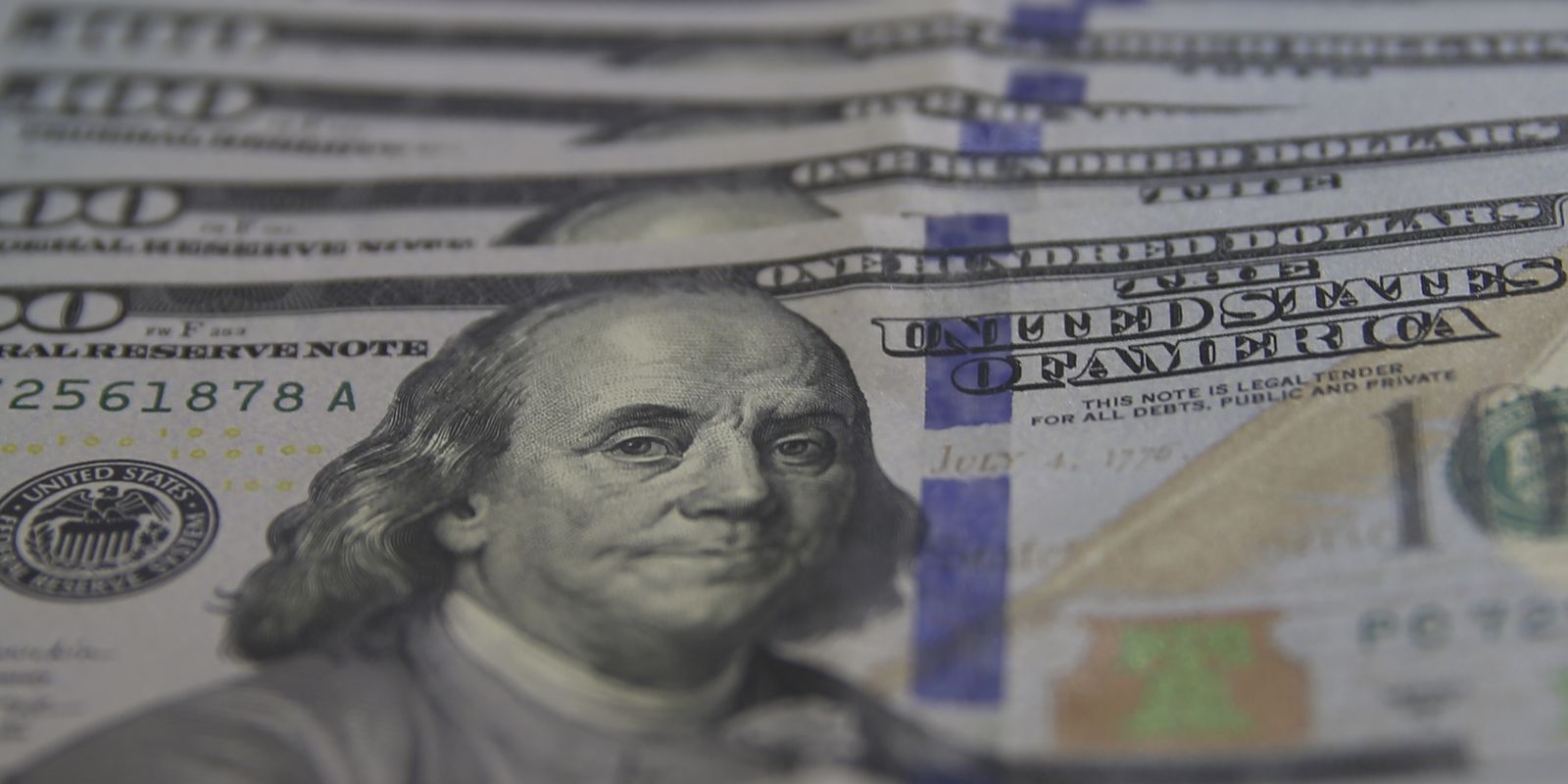 Dólar recua para R$ 5,03 devido a alívio geopolítico e dados inflacionários dos EUA