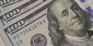 Dólar Sobe para R$ 5,06 e Bolsa Encerra em Queda em Meio a Tensão Global e Instabilidade Política