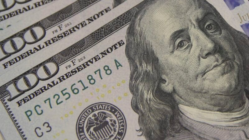 Dólar Sobe para R$ 5,06 e Bolsa Encerra em Queda em Meio a Tensão Global e Instabilidade Política
