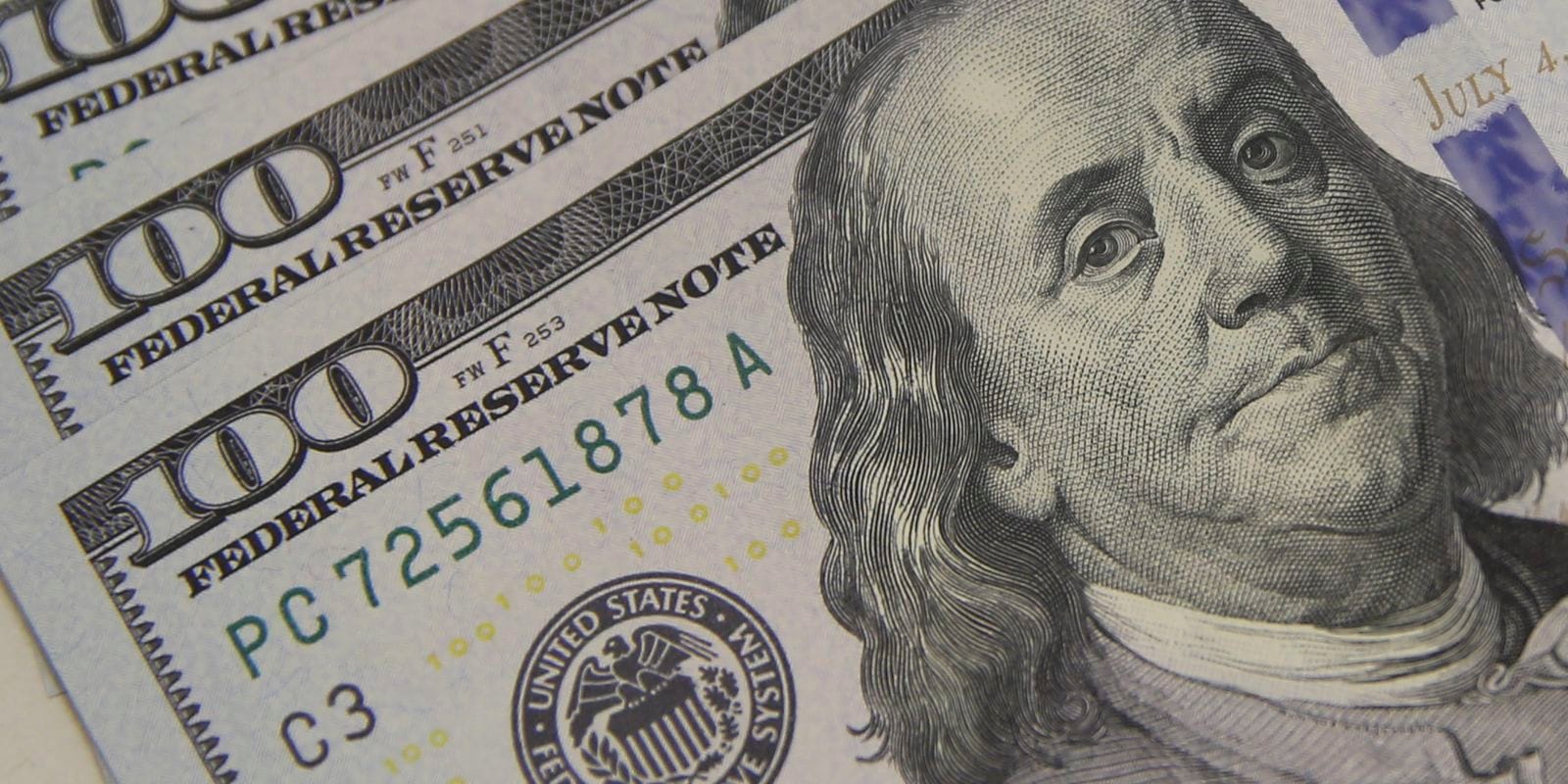Dólar Sobe para R$ 5,06 e Bolsa Encerra em Queda em Meio a Tensão Global e Instabilidade Política