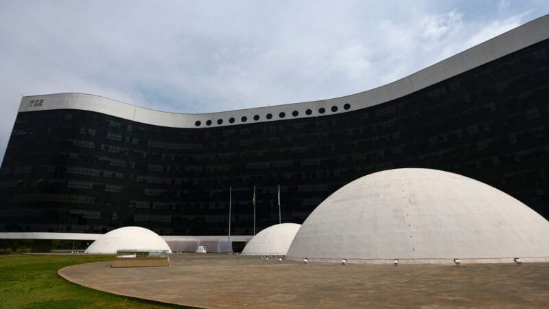 Desafios da Inteligência Artificial nas Eleições: A Necessidade de Vigilância e Fiscalização