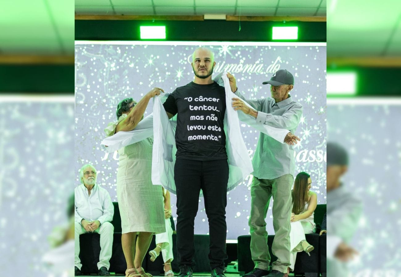 Cerimônia do Jaleco: Estudante de Medicina Celebra Superação Familiar em Meio ao Câncer