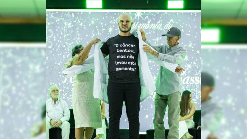Estudante de Medicina Celebra a Vida em Cerimônia do Jaleco com Seus Pais Sobreviventes do Câncer