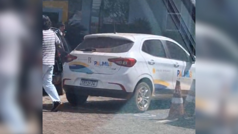 Carro Oficial da Prefeitura de Palmas Estaciona em Vaga para Idosos Durante Ação Educativa