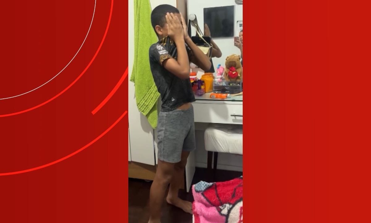 Emoção nas Redes: Criança de Manaus Chora ao Tirar Figurinha Rara de Cristiano Ronaldo