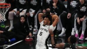 Desempenho Brilhante de Castle Impulsiona Vitória dos Spurs sobre os Timberwolves