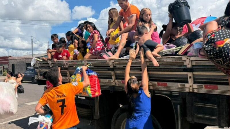 Famílias de Cruzeiro do Sul Retornam para Casa Após Cheia do Rio Juruá