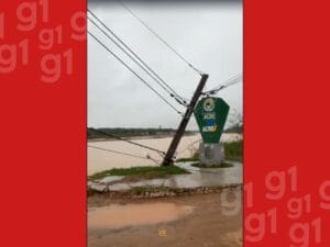 Deslizamento de Terra em Rodrigues Alves Causa Queda de Poste no Rio Juruá