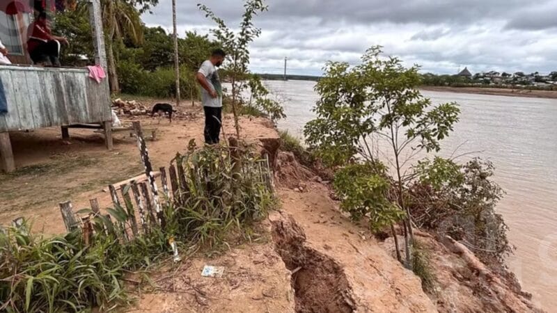 Desmoronamentos em Cruzeiro do Sul Forçam Deslocamento de Famílias