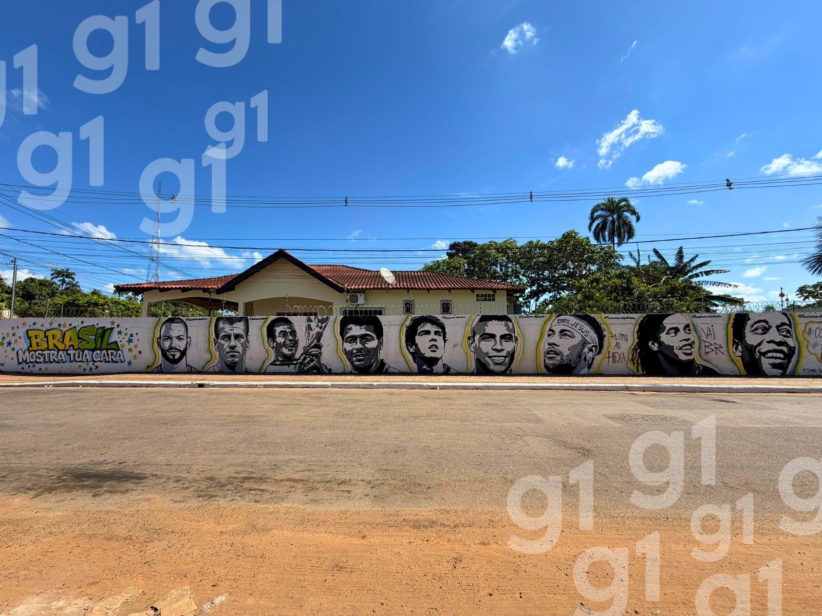 Grafiteiro Acreano Transforma Muro em Tributo ao Futebol Brasileiro