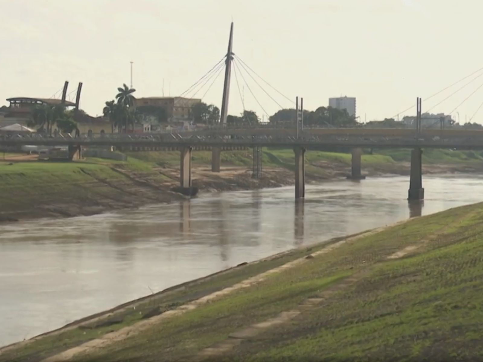 Queda do Nível do Rio Acre Gera Alerta para Possível Estiagem em Rio Branco