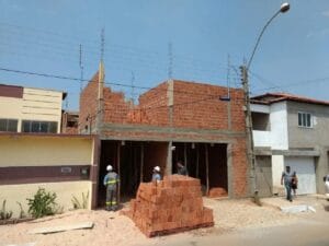 Perigos dos Objetos Metálicos Próximos à Rede Elétrica: Um Alerta Necessário