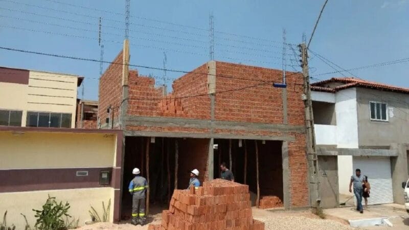 Perigos dos Objetos Metálicos Próximos à Rede Elétrica: Um Alerta Necessário