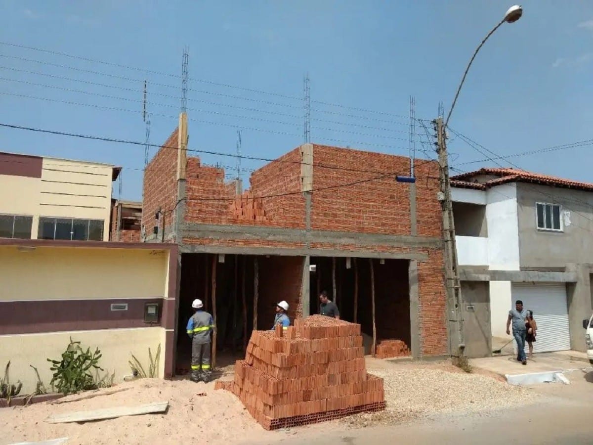Perigos dos Objetos Metálicos Próximos à Rede Elétrica: Um Alerta Necessário